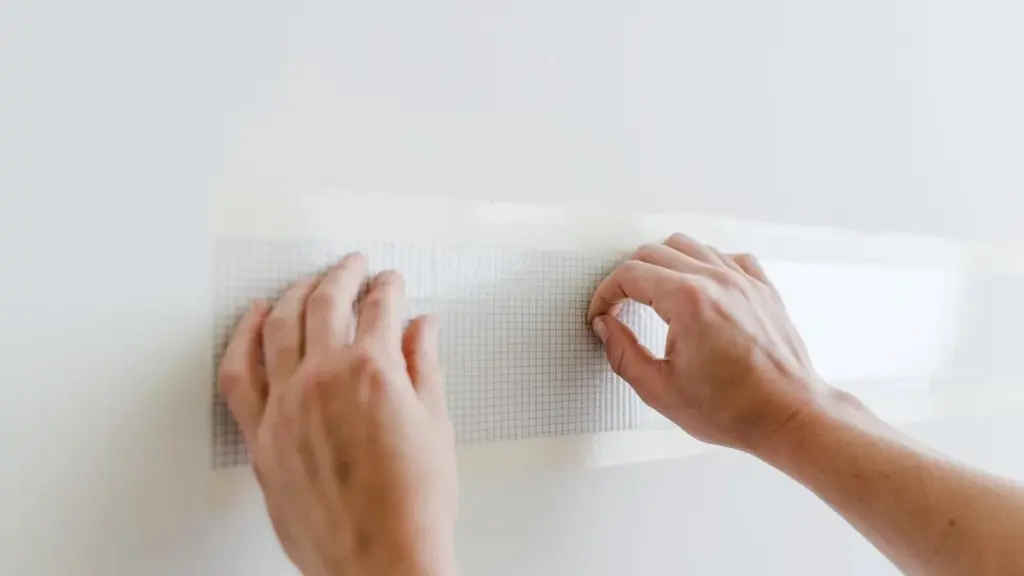 Ta niezbędna sztuczka DIY sprawi, że dziura w płycie gipsowej zniknie w mgnieniu oka